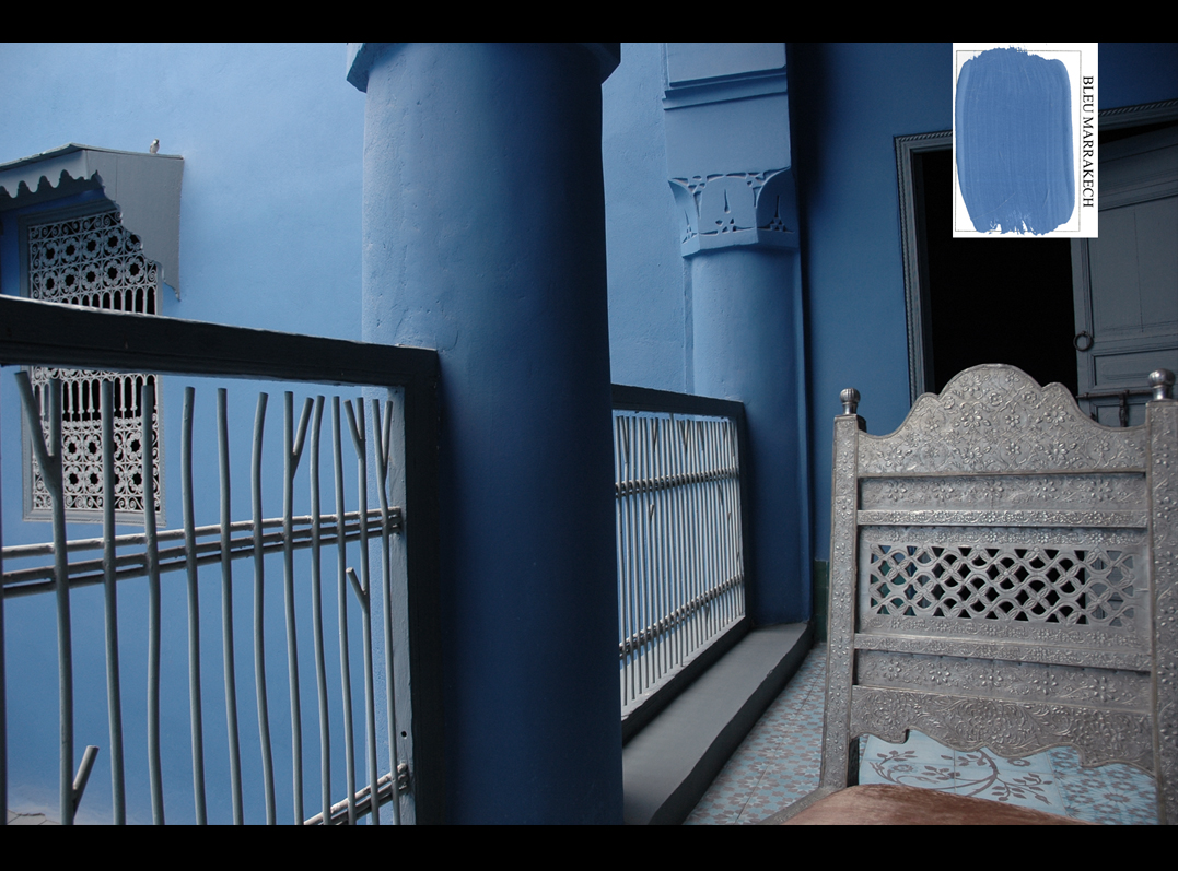 Cour extérieure avec peinture artisanale bleu Marrakech | EMERY&Cie