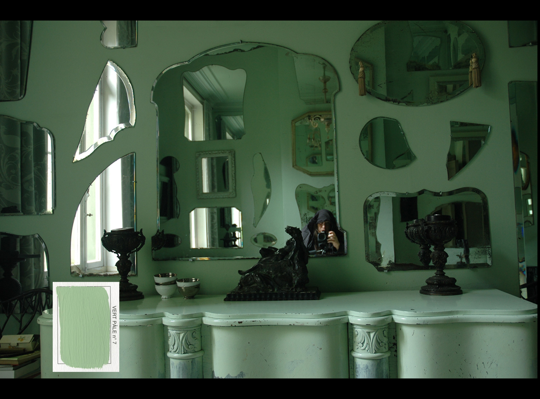 Mur avec miroirs décoratifs peint avec la peinture acrylique vert pâle | EMERY&Cie
