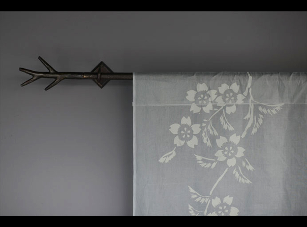 Barre de rideau en fer forgé avec rideau design | EMERY&Cie