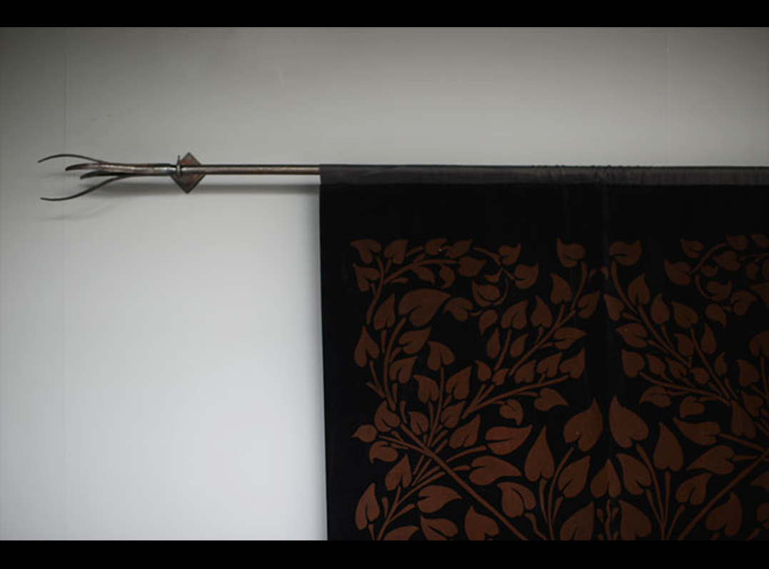 Barre de rideau en fer forgé avec rideau | EMERY&Cie
