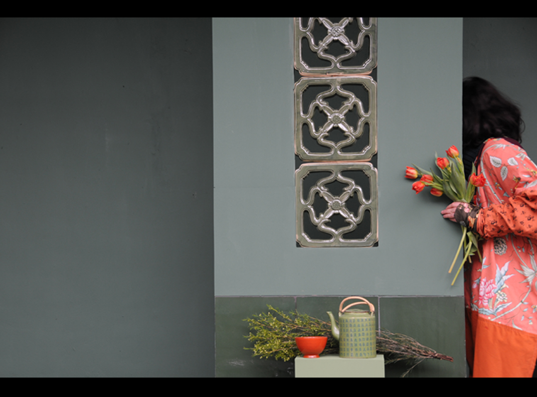Mur décoré de grilles en céramique | EMERY&Cie