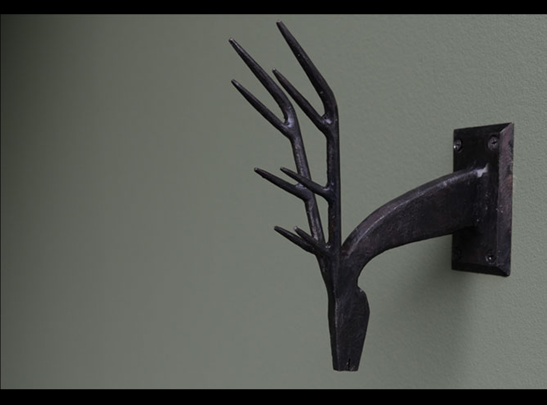 Patère artisanale le grand cerf sur un mur | EMERY&Cie