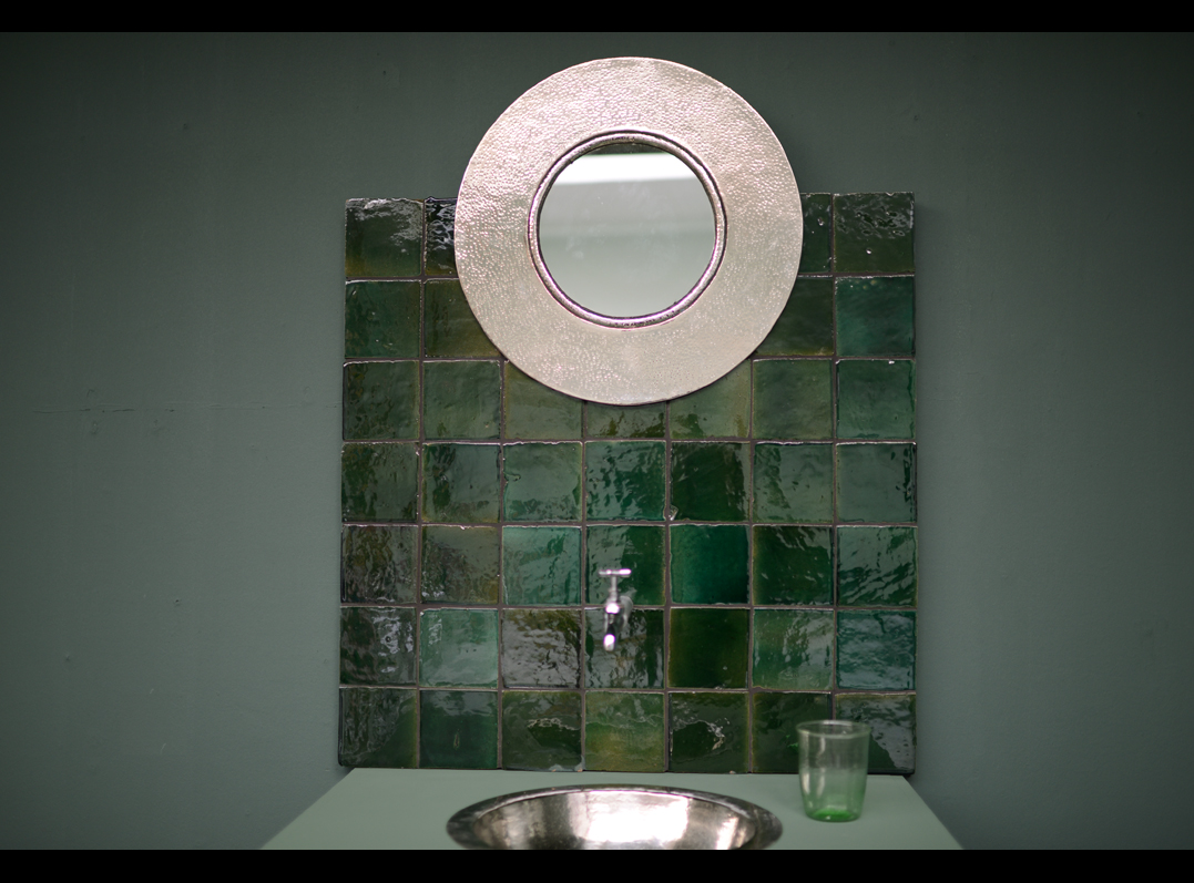 Petits carrelages vert foncé avec miroir | EMERY&Cie