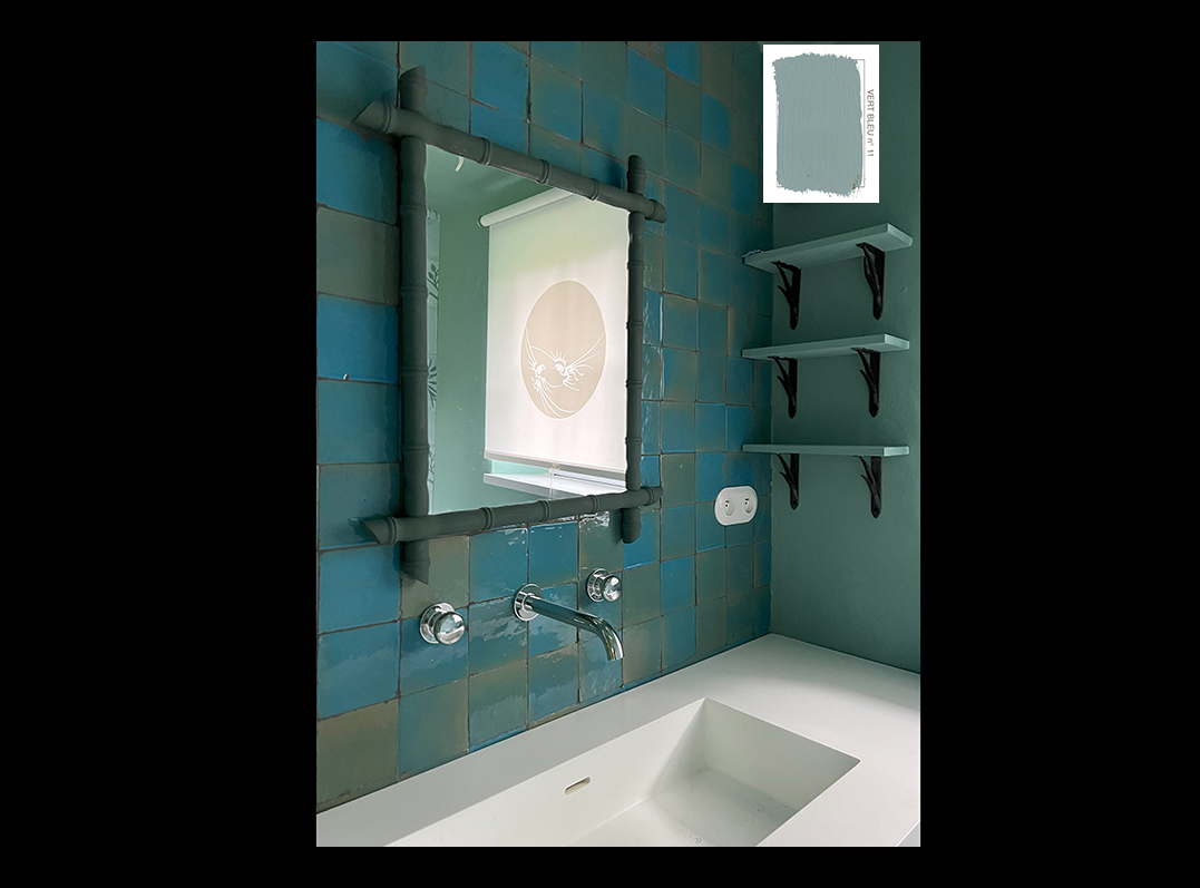 Peinture artisanale vert bleu dans une salle de bain | EMERY&Cie