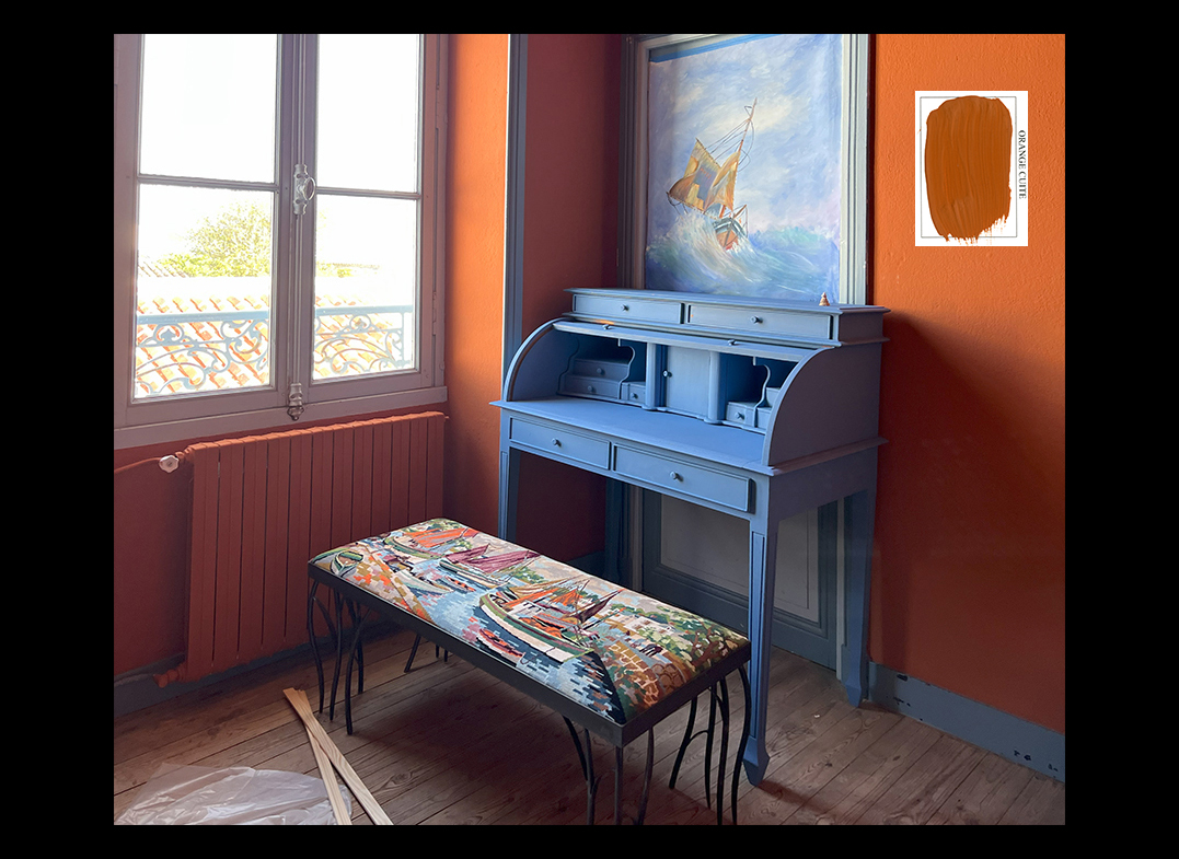 Pièce peinte avec la peinture orange cuite | EMERY&Cie